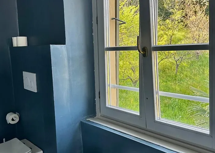 Adelaide Lakeview 3*